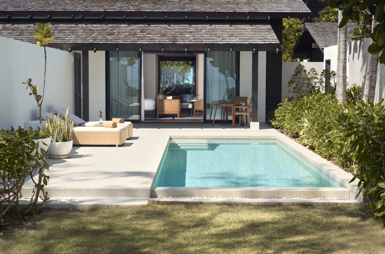 บรรยากาศภายนอก Oceanfront Pool Villa ของ Kimpton Kitalay Samui
