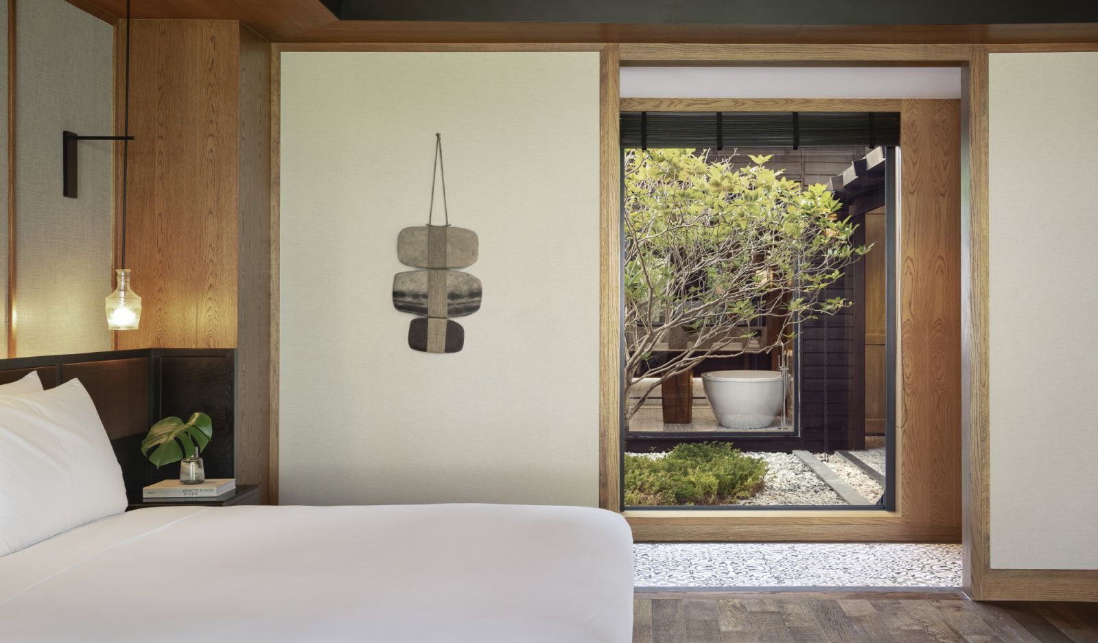 ห้องนอนและการตกแต่งภายในของ Oceanfront Pool Villa ของ Kimpton Kitalay Samui