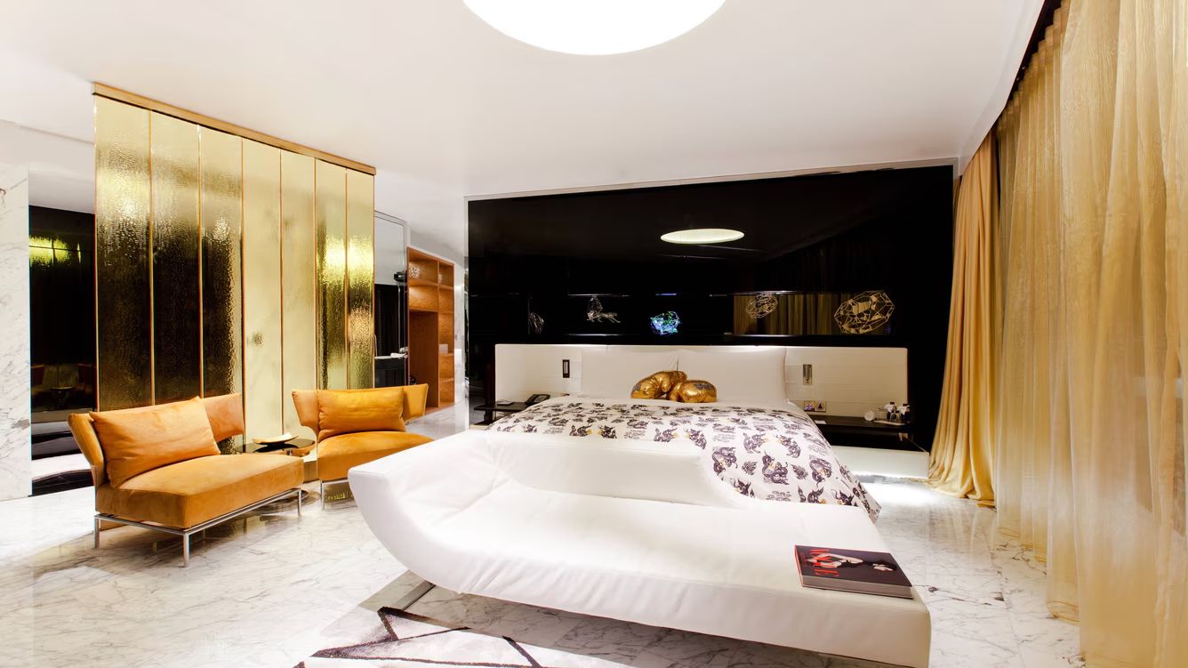 การตกแต่งห้องนอนใน Extreme WOW Suite ของ W Bangkok