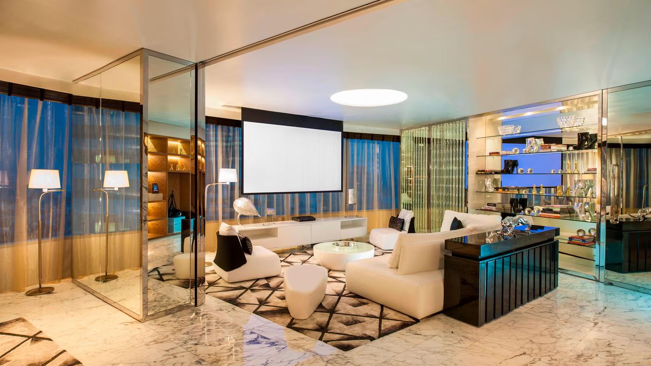 โซนพักผ่อนใน Extreme WOW Suite ของ W Bangkok