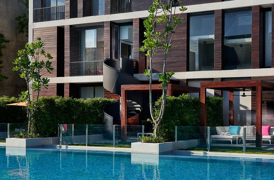 บริเวณเชื่อมต่อระหว่างสระว่ายน้ำของห้องพัก SO Comfy ของ So Sofitel Hua Hin