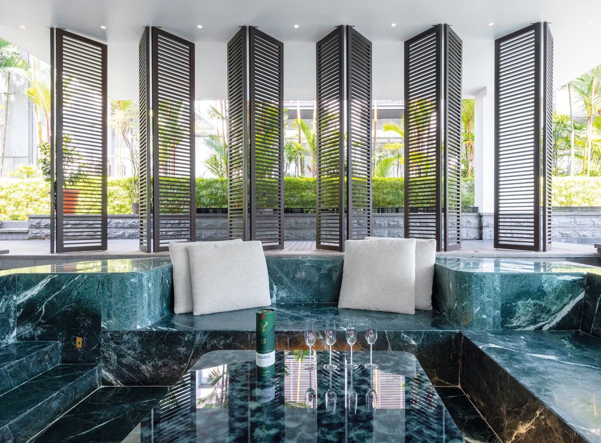 Pivoting screens allow one to adjust the degree of privacy needed in the sunken seating area