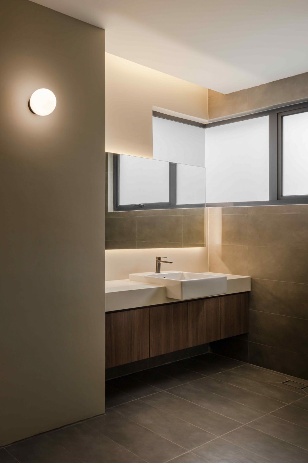 A layering mix of lighting ensures a well-lit, visually appealing and functional bathroom (Photo: David Yeow)