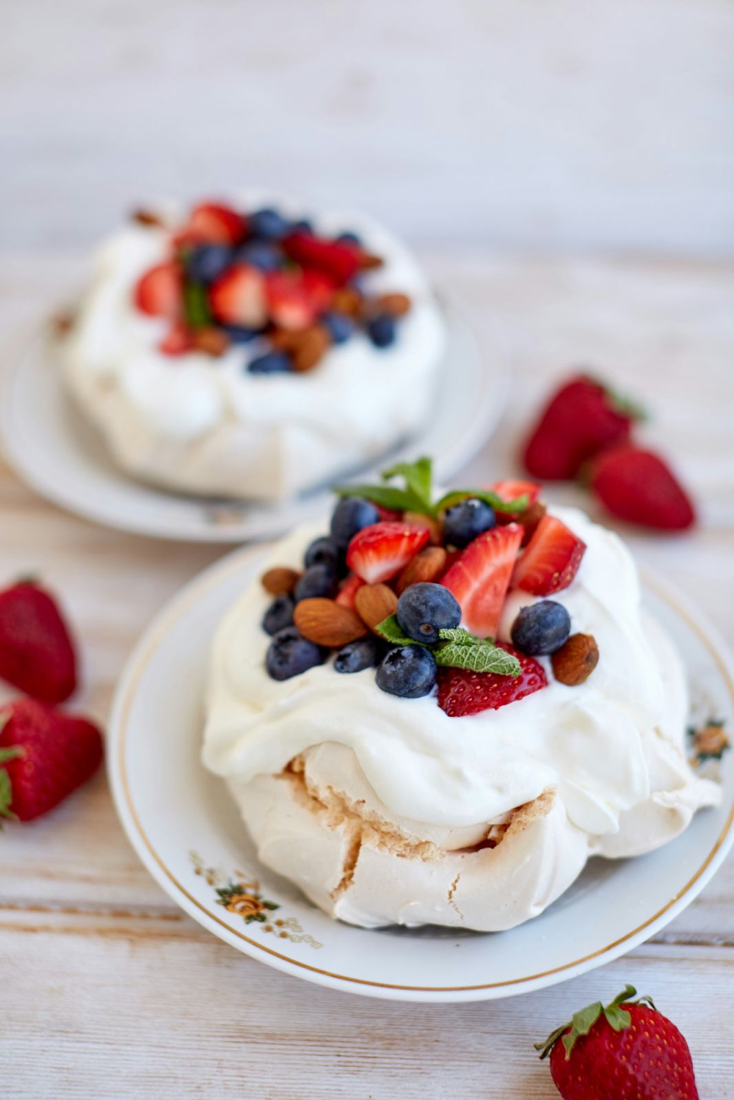 Pavlova topped with berries (Photo: Unsplash)