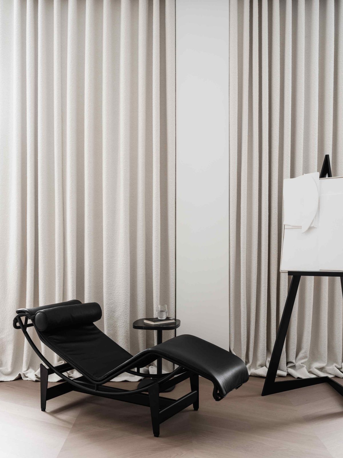 The iconic LC4 chaise longue by Le Corbusier is the focal point in the living room