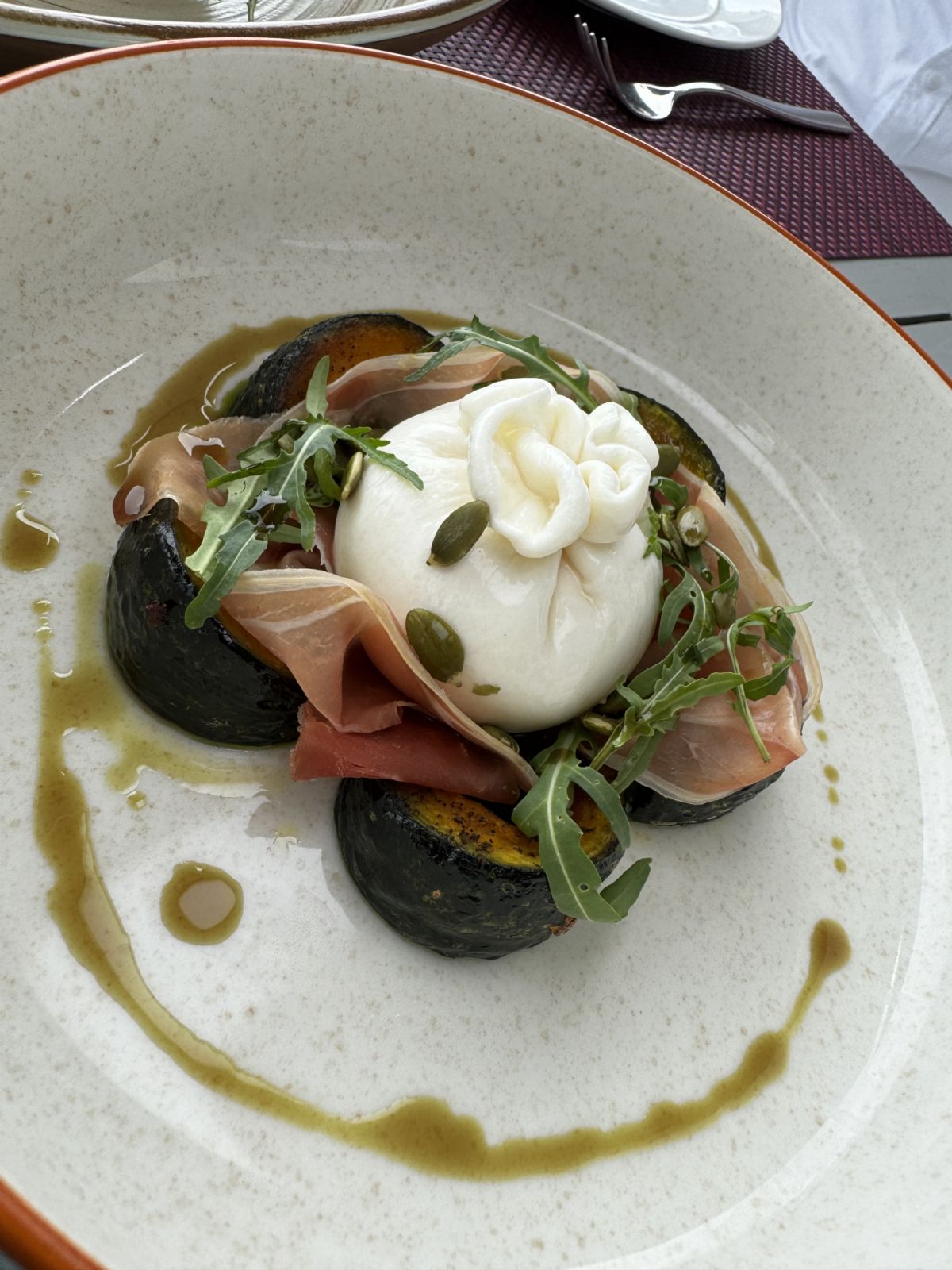 Puglia Burrata ร้าน Cosmo ภาพในโรงแรม The Nai Harn Phuket (ภาพ: The Nai Harn Phuket)