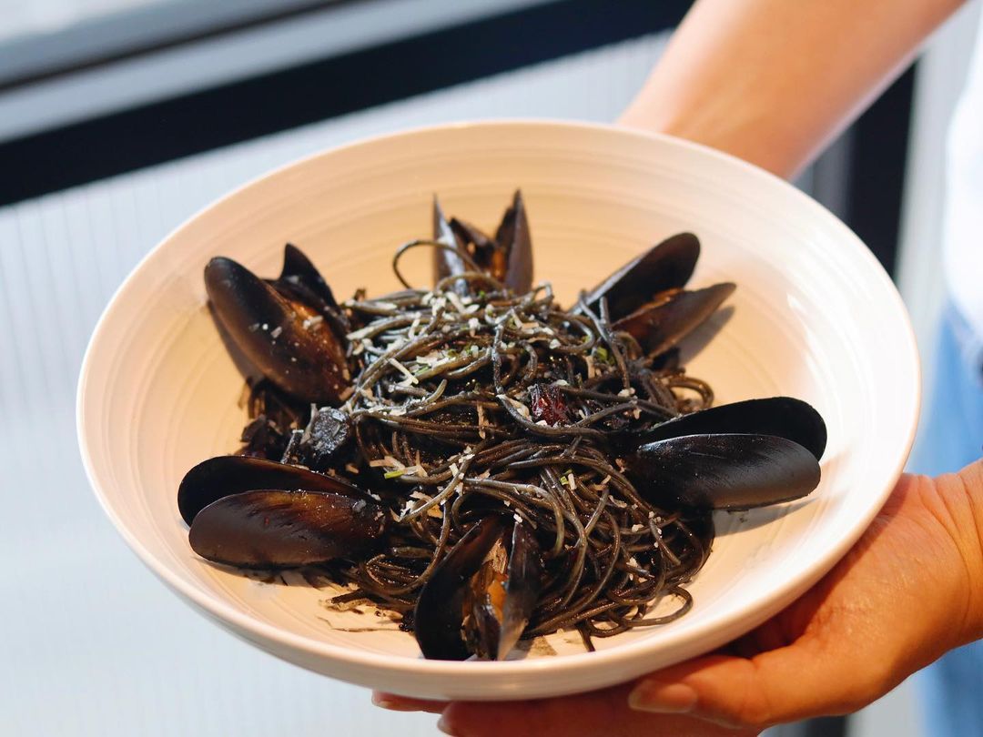 Squid ink pasta with a dash of lemon oil (Photo: Instagram / @pentosbasil)