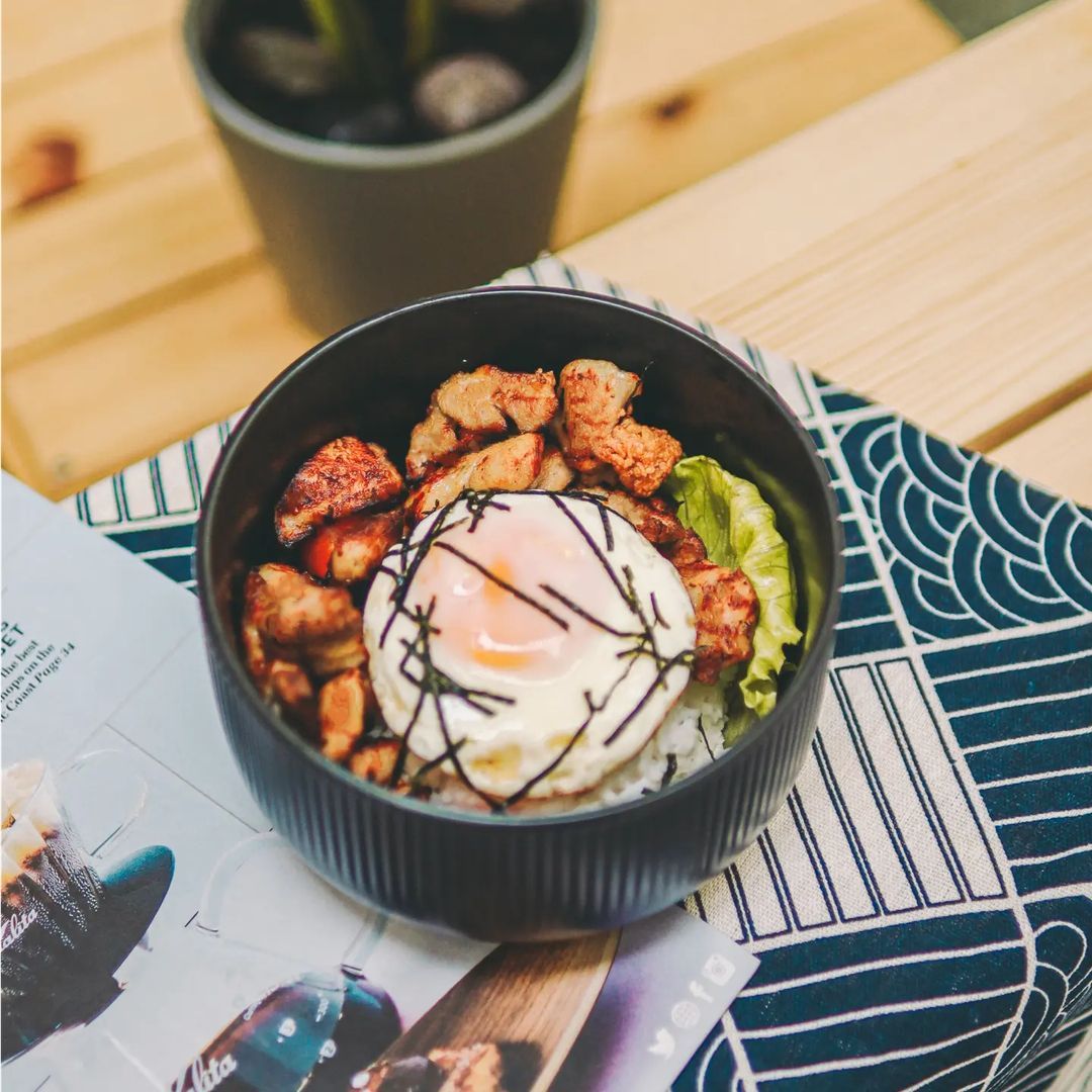 A grilled chicken rice bowl (Photo: Instagram / @seafarer.coffee)