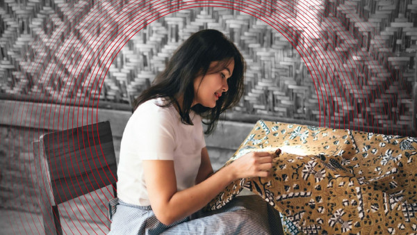 Batik is a cloth that traditionally uses a manual wax “resist dyeing procedure” technique (Photo: Getty Images)