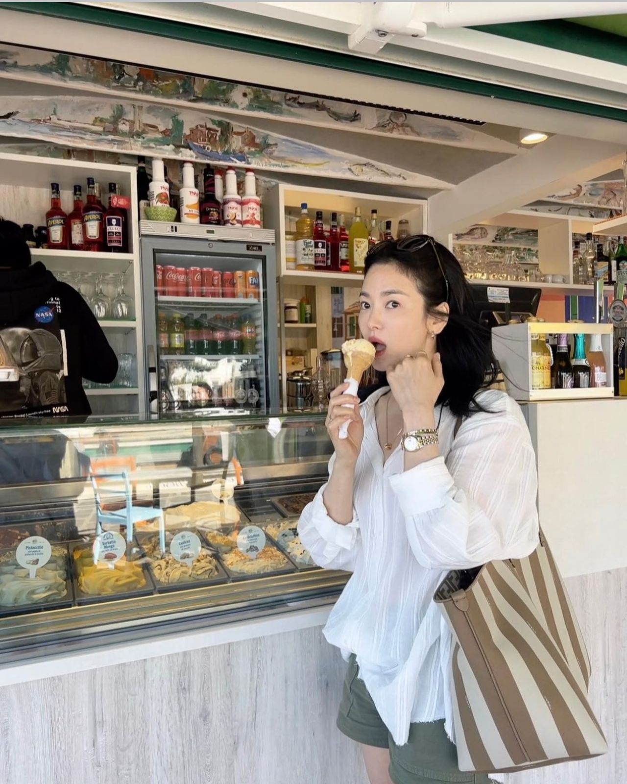 Song shows off her knack for style with the Fendi large roll striped reversible tote bag(Photo: Instagram / @kyo1122)