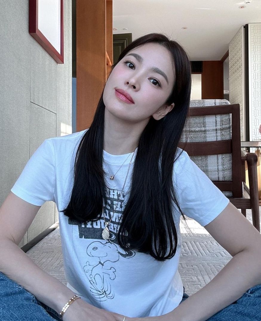 Song pairs the Chaumet Joséphine Aigrette pendant in white gold with a simple graphic white t-shirt (Photo: Instagram / @kyo1122)