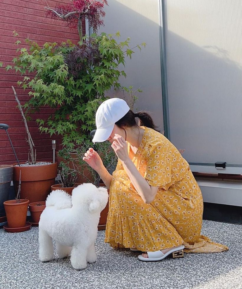 Song matches her white Fendi heels with her bichon frise (Photo: Instagram / @kyo1122)