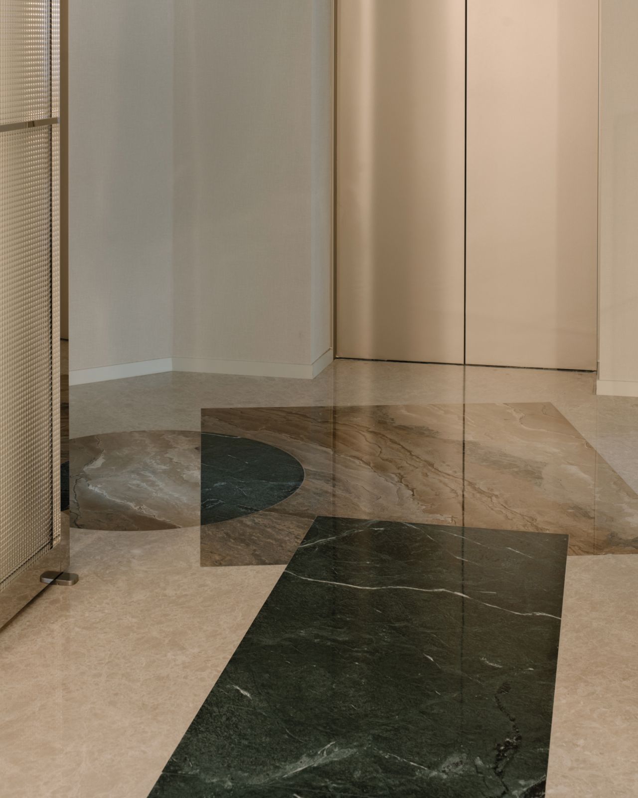 This tribute extends to the flooring