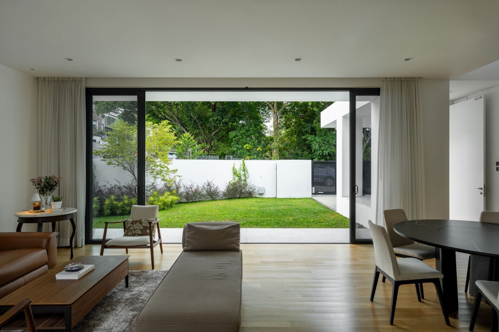 A minimalist light-filled terrace by Fabian Tan Architect (Photo: Bricks Begin)