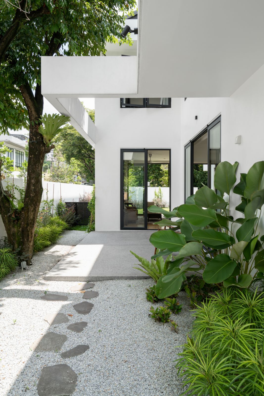 A minimalist light-filled terrace by Fabian Tan Architect (Photo: Bricks Begin)
