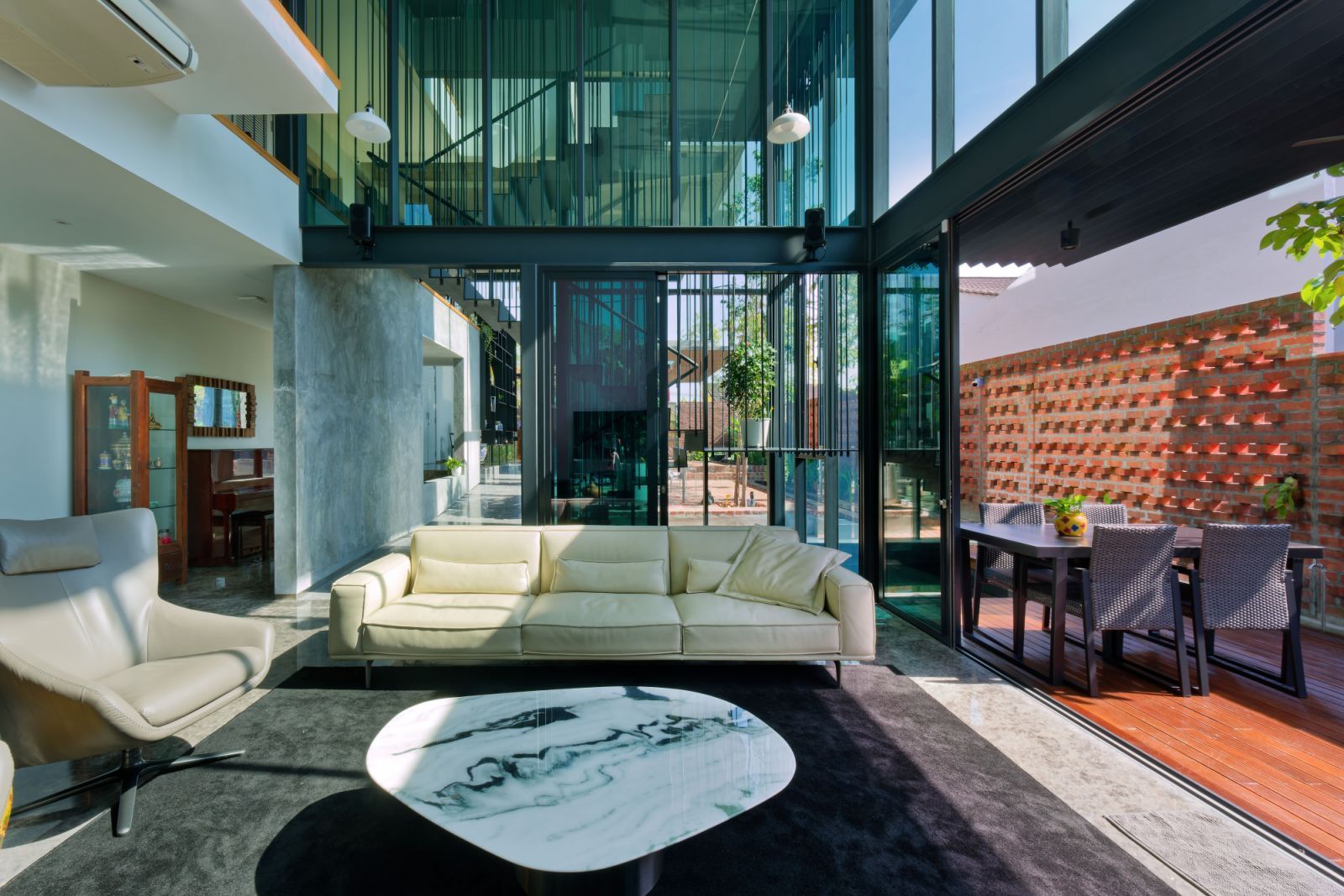 A modern tropical oasis by DRTAN LM Architect (Photo: Lin Ho)