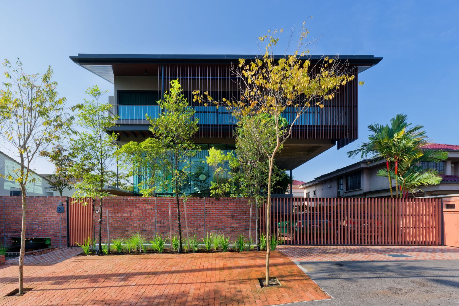 A modern tropical oasis by DRTAN LM Architect (Photo: Lin Ho)