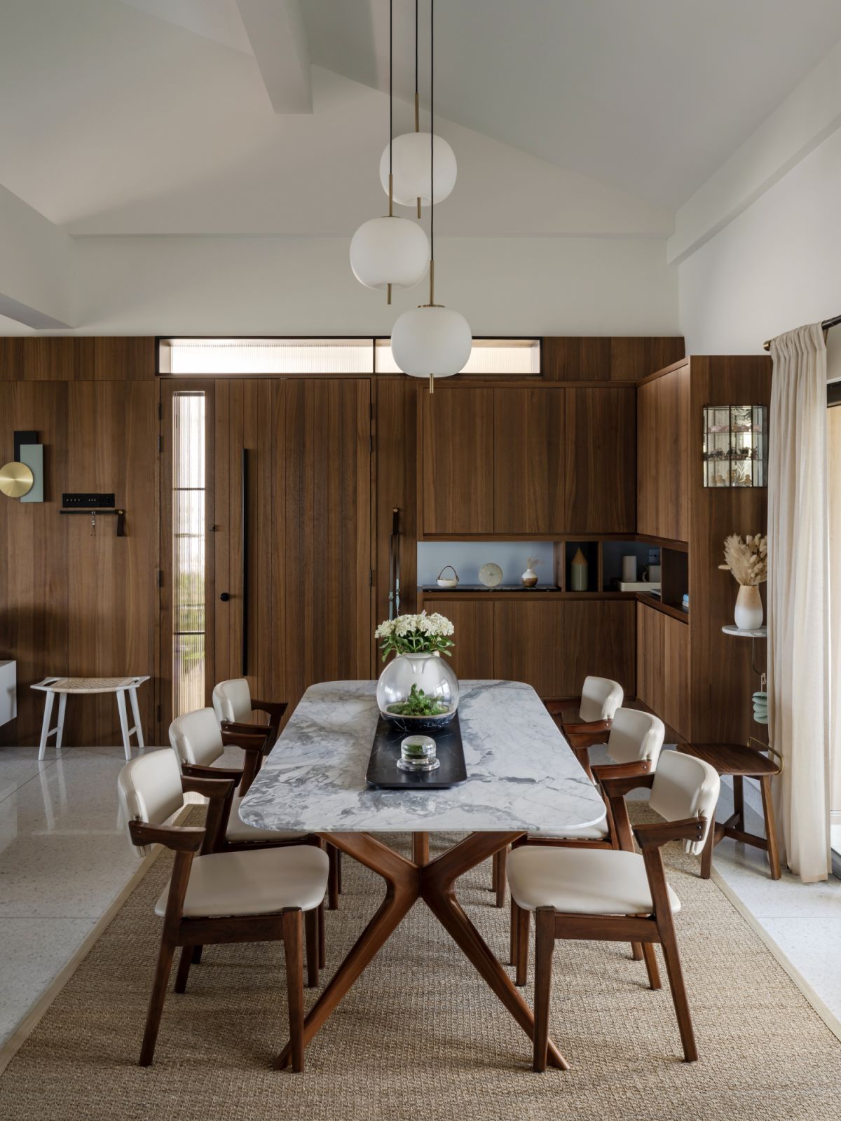A compact penthouse with mid-century aesthetics by Paul & Pris (Photo: David Yeow)