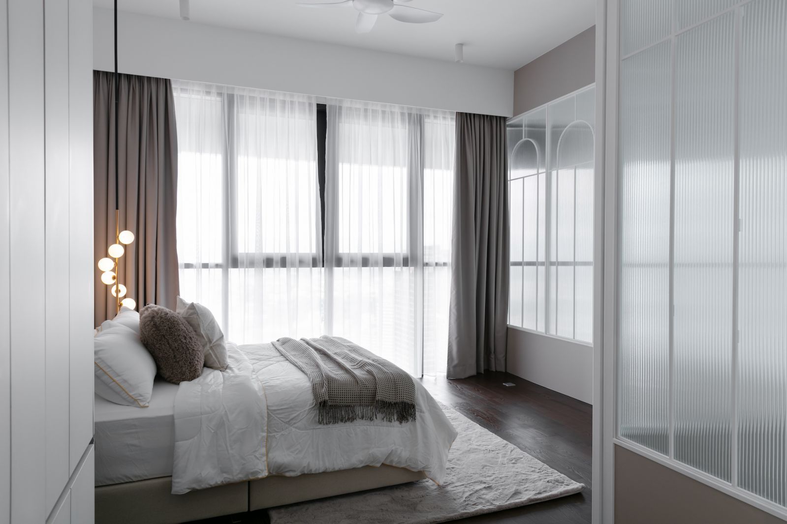 A modern all-white condominium by Longface Design Atelier (Photo: Pixelaw Photography)