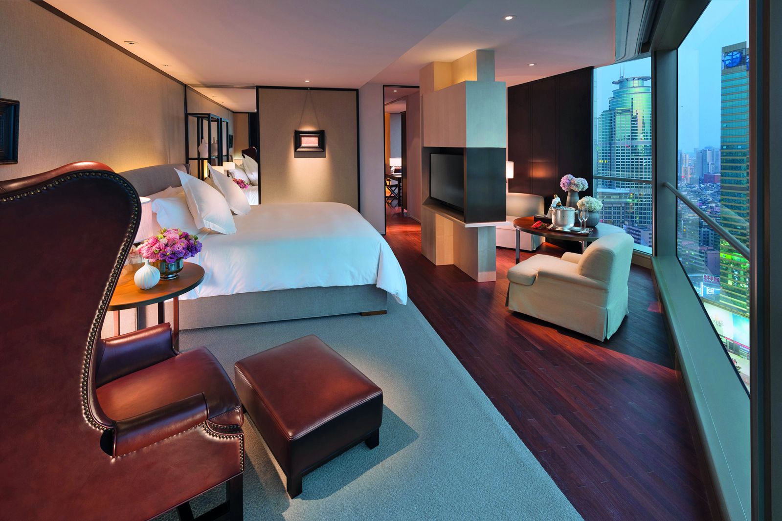 Executive suite bedroom at Mandarin Oriental Guangzhou
