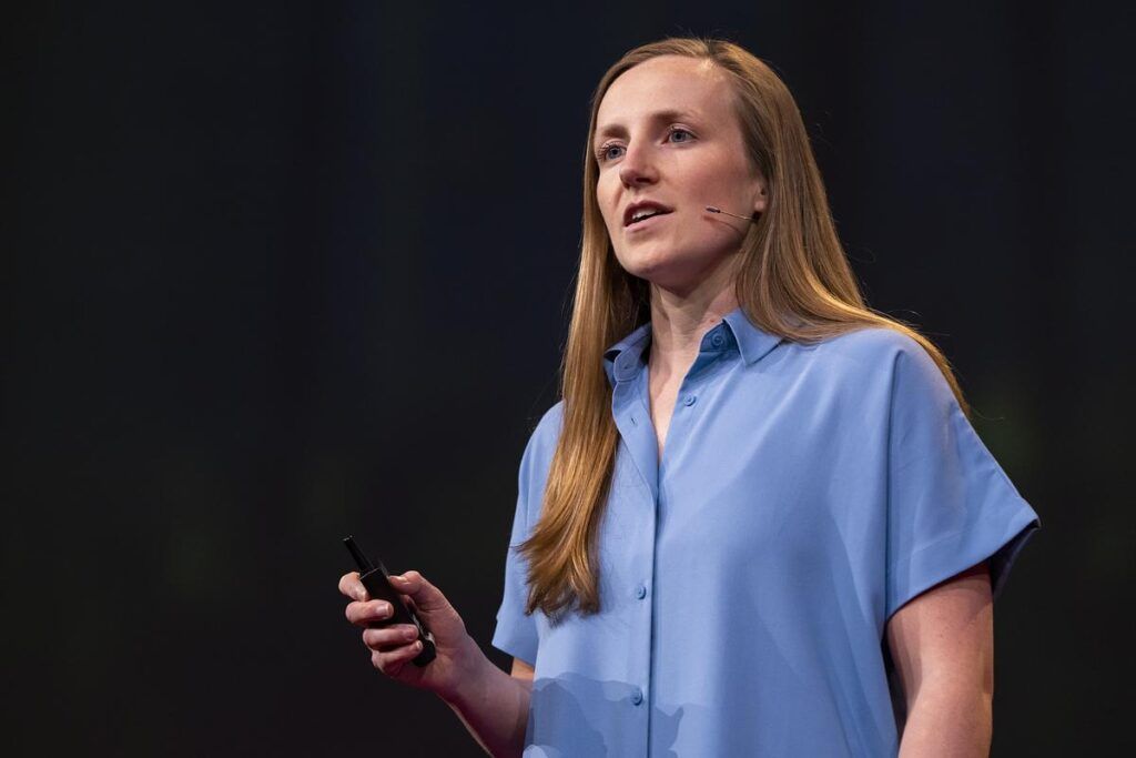 Hannah Ritchie กล่าวสุนทรพจน์ในงาน TED ปี 2023 (ภาพ: Ryan Lash/TED)