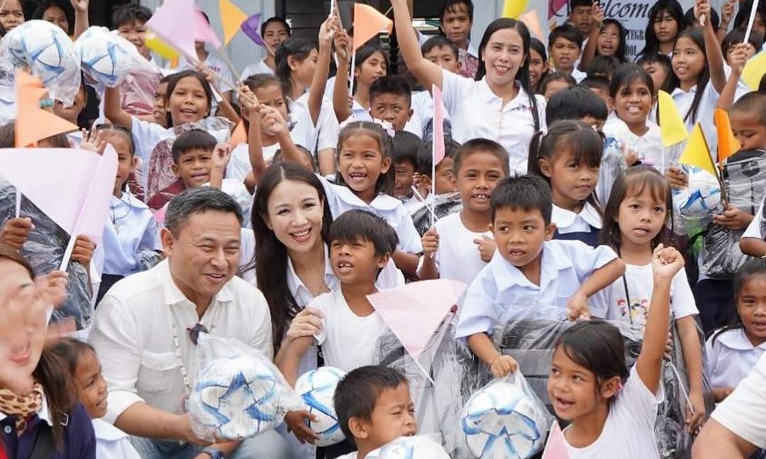 Senator Sonny Angara and Tootsy Angara at Pag-asa Integrated School (Photo: Instagram / @tootsyangara)