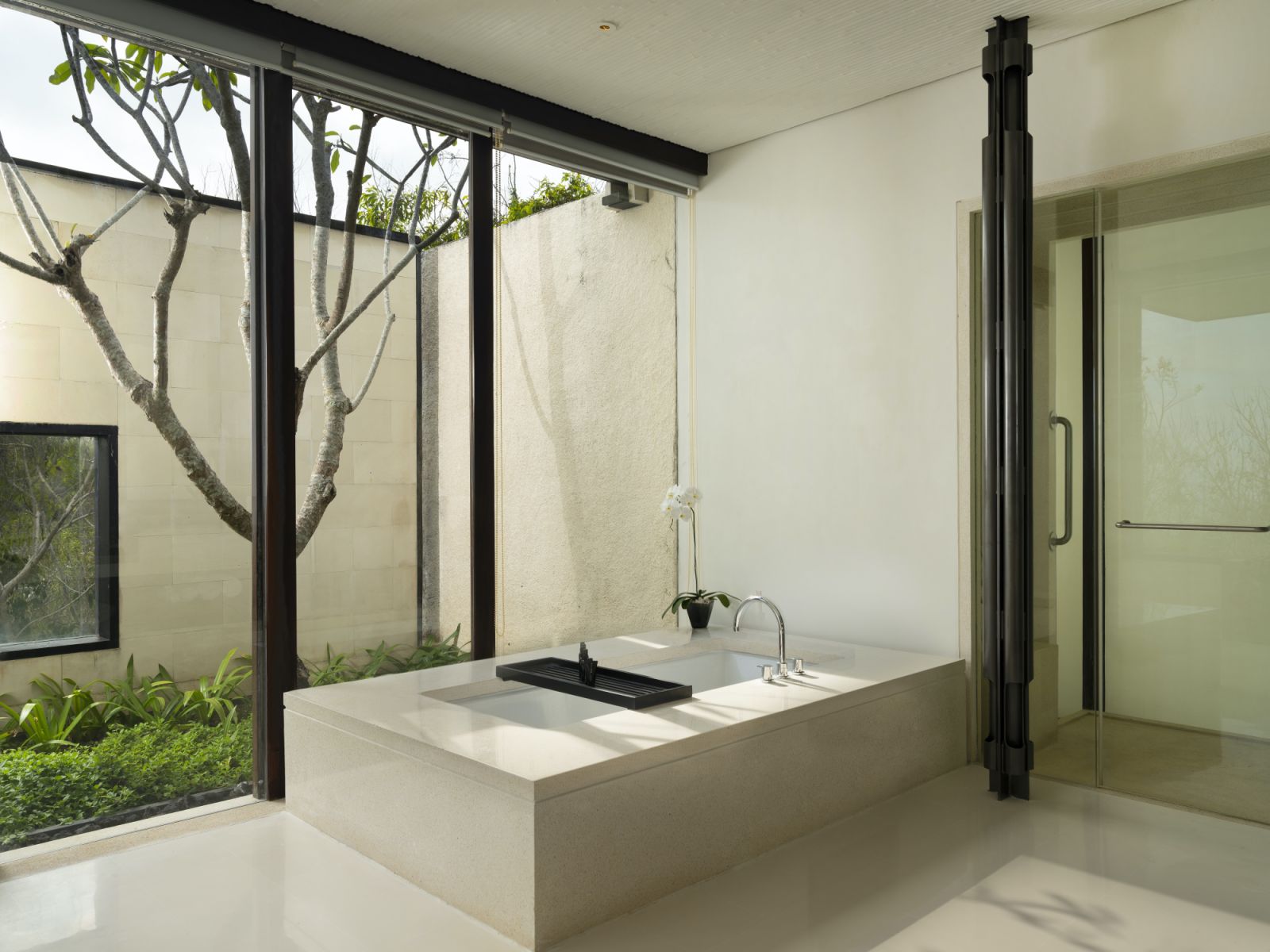 Cliff edge villa bathtub at Alila Villas Uluwatu
