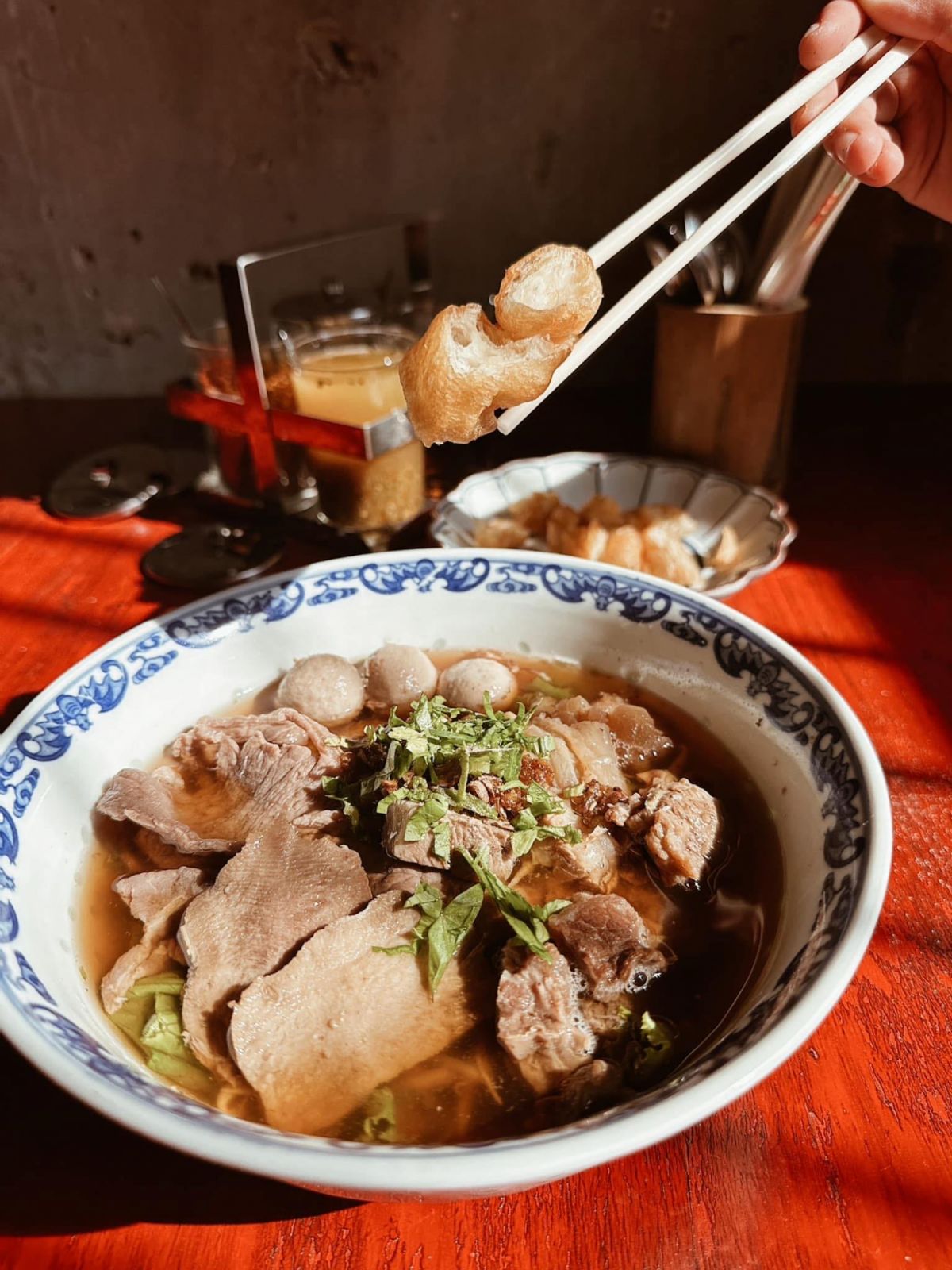 ก๋วยเตี๋ยวเนื้อตุ๋นรับประทานคู่กับปาท่องโก๋กรอบๆ เป็นสัมผัสใหม่ที่น่าสนใจอย่างคาดไม่ถึง (ภาพ: Instagram / @rongklannuea)