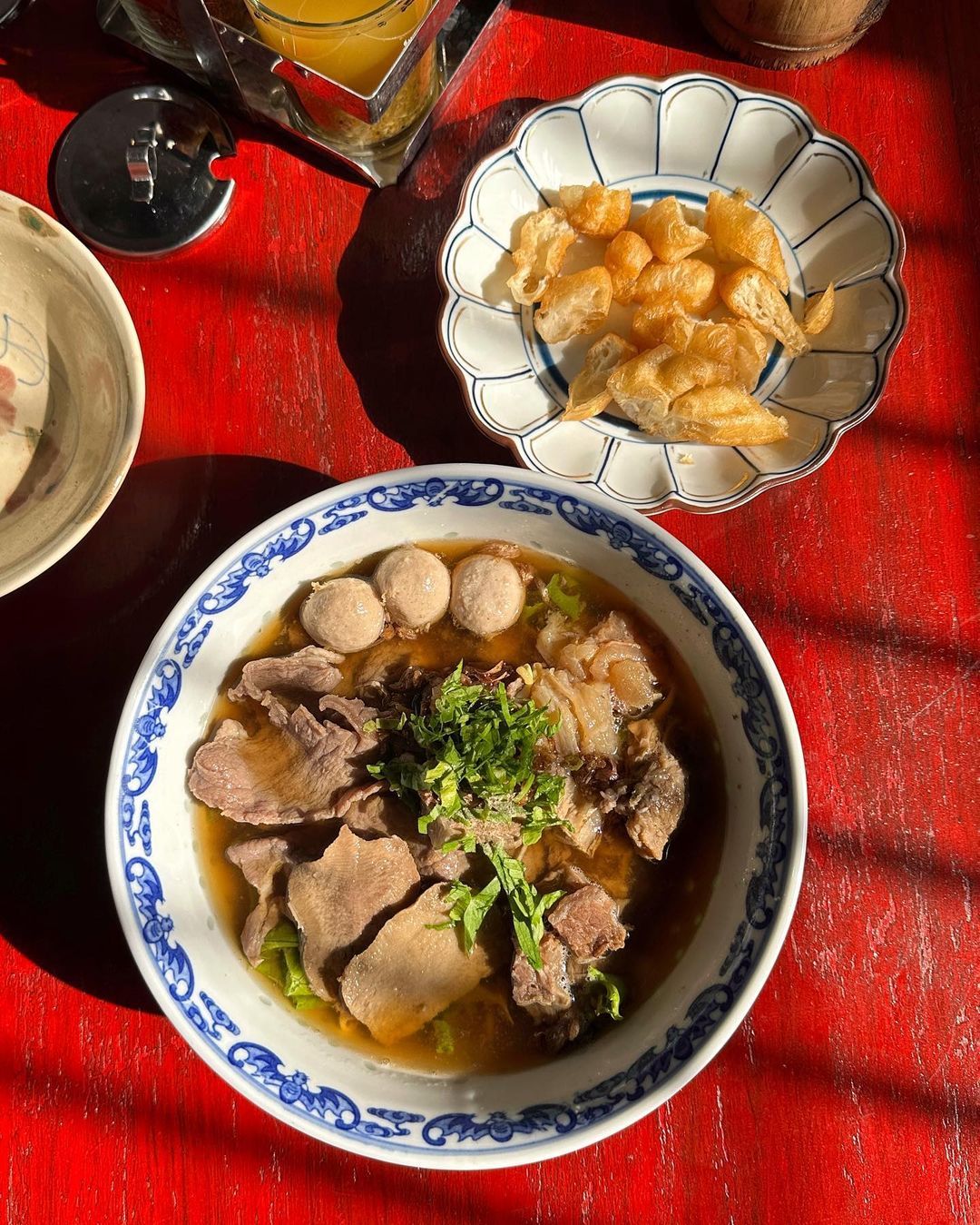 ก๋วยเตี๋ยวเนื้อตุ๋นรสชาติกลมกล่อมหอมเครื่องสมุนไพรจีน จากร้านโรงกลั่นเนื้อในย่านทรงวาด (ภาพ: Instagram / @rongklannuea)