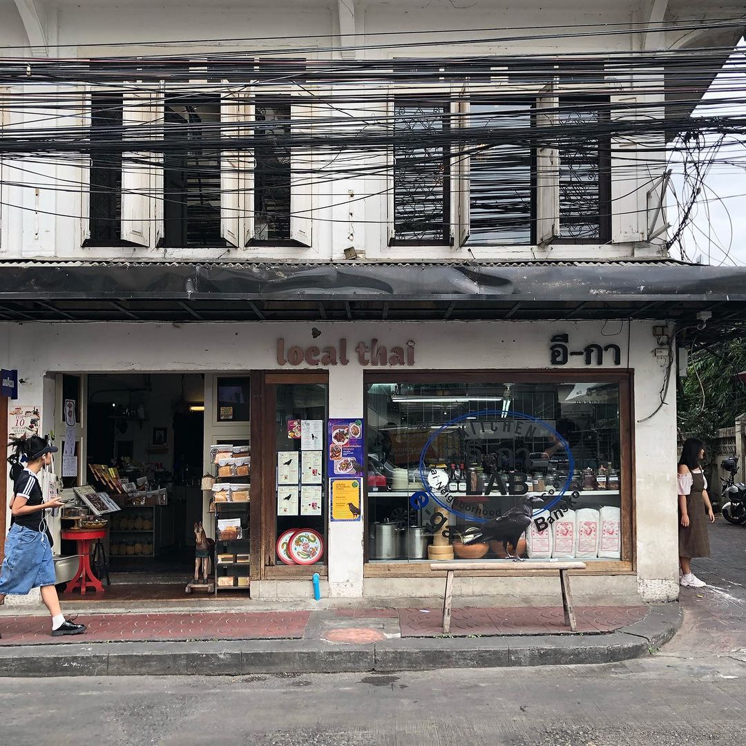 บรรยากาศด้านหน้าร้านอี-กา บนถนนทรงวาด (ภาพ: Instagram / @bob_theniceguy)