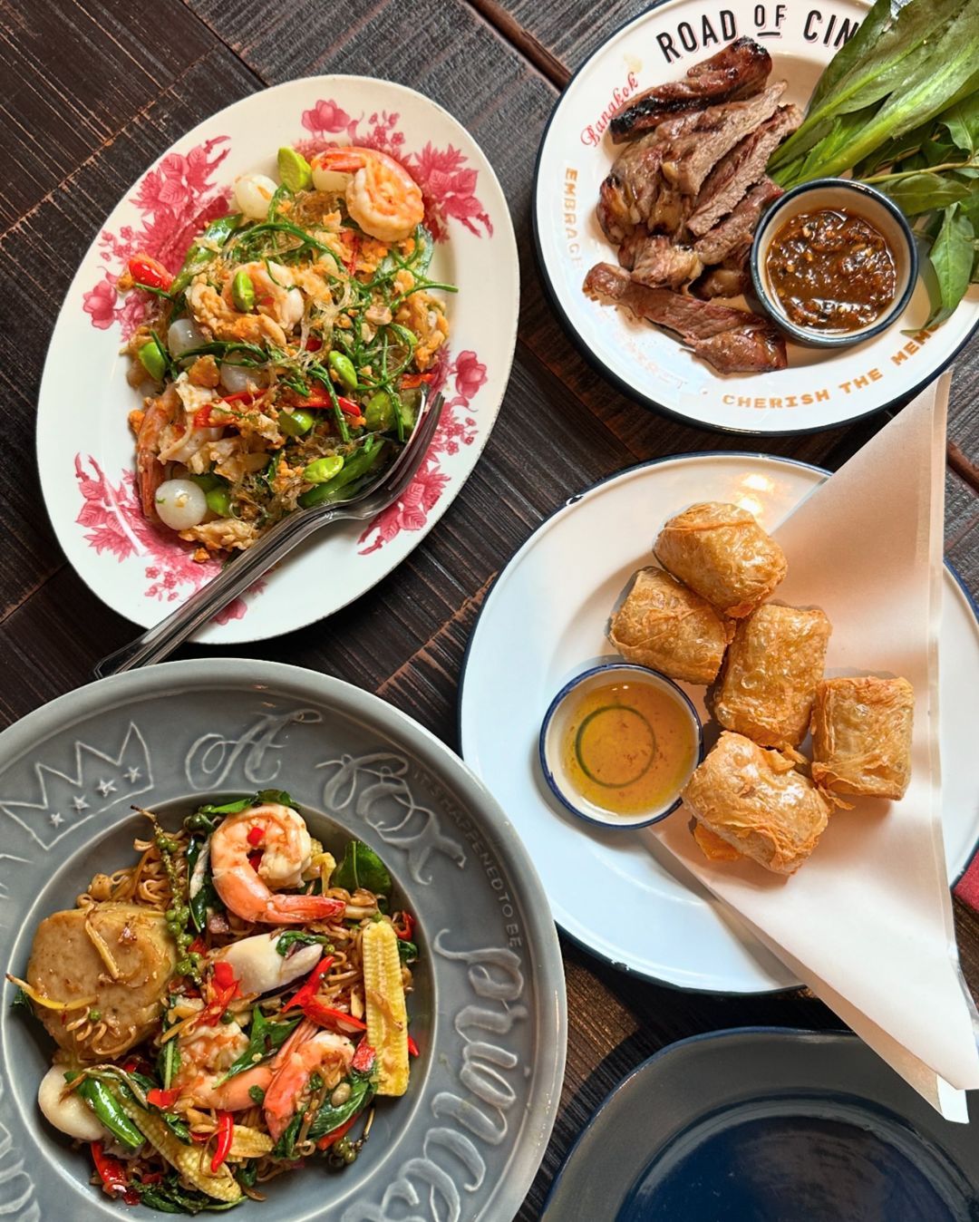หลากหลายเมนูอาหารไทยจากภูมิภาคต่างๆ ของร้าน อี-กา ร้านอาหารสุดเก๋ย่านทรงวาด (ภาพ: Instagram / @tantansmileyloves)