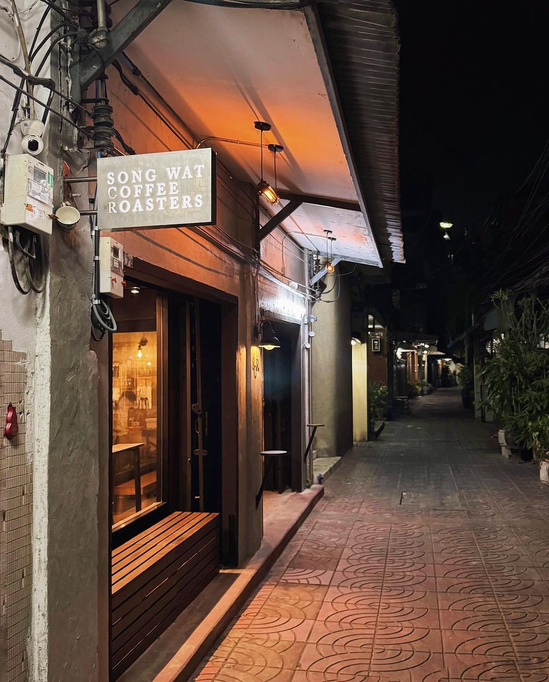 บรรยากาศด้านหน้าร้าน Song Wat Coffee Roasters ร้านกาแฟสุดคูลบนถนนทรงวาด (ภาพ: Instagram / @songwatcoffeeroasters)