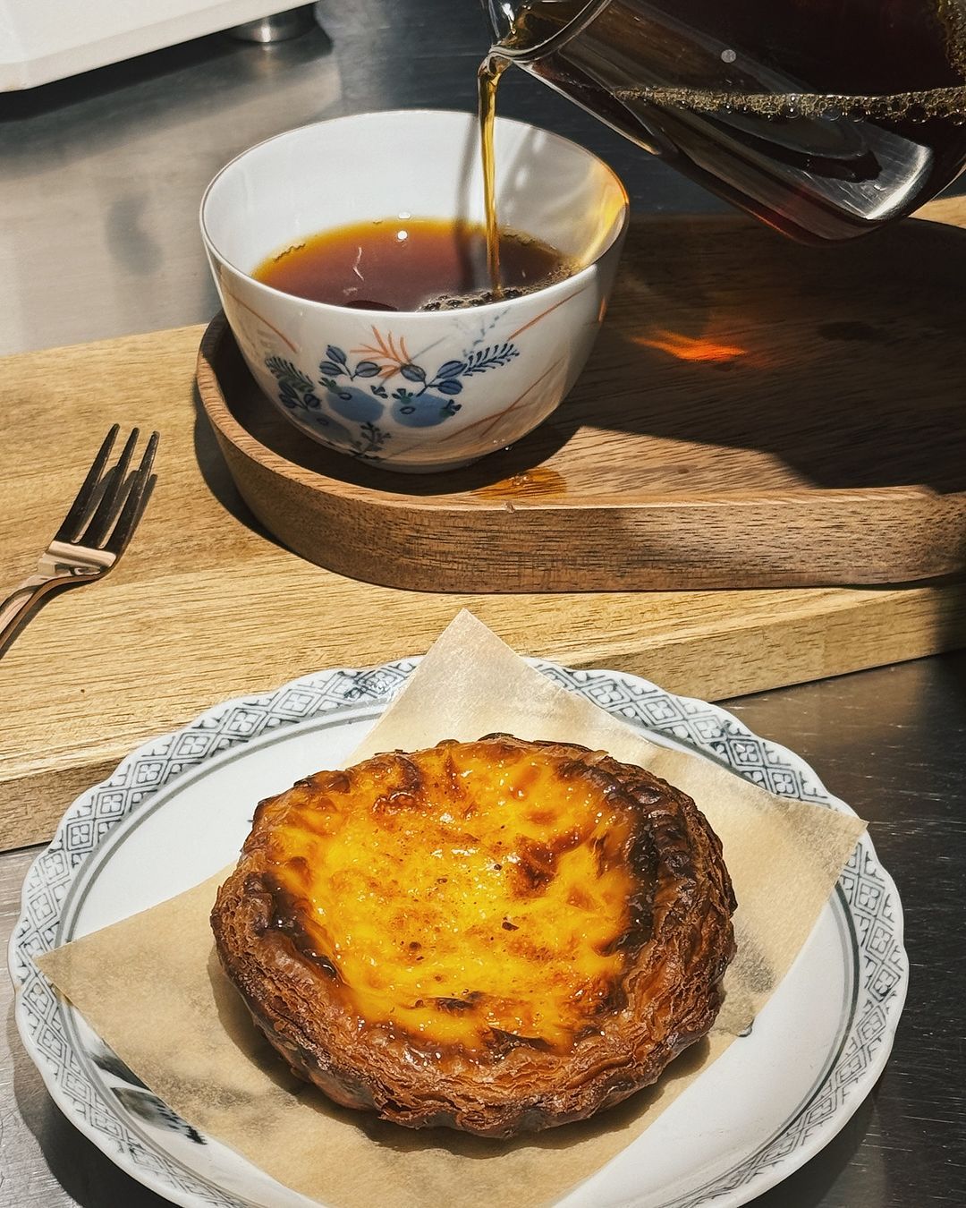 กาแฟและขนมอบหอมกรุ่นของร้าน Song Wat Coffee Roasters (ภาพ: Instagram / @songwatcoffeeroasters)