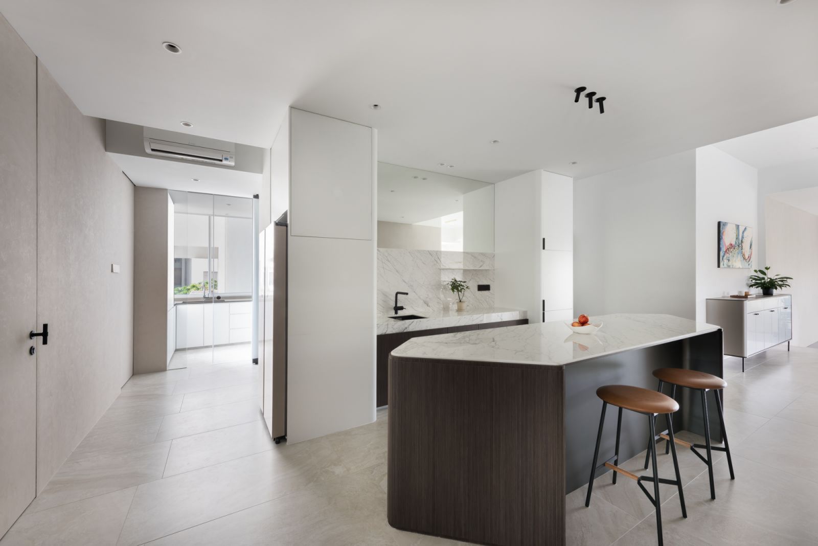 One of the homeowners’ key requirements for the renovation, a new dry kitchen was incorporated into the apartment, fitted with an irregular hexagonal island