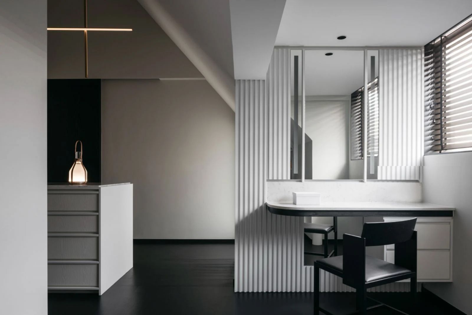 The Flos Coordinates Suspension 2 light by Michael Anastassiades echoes the straight lines of the walk-in wardrobe