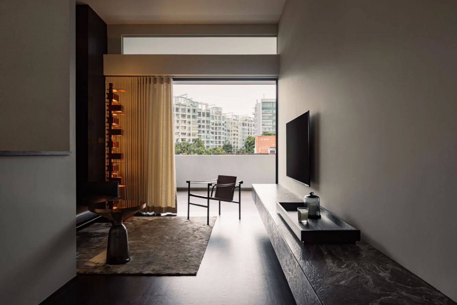 The family room on the third floor features the Muuto Outline sofa from Grafunkt, Cassina LC1 chair and the Yamagiwa Taliesin floor lamp