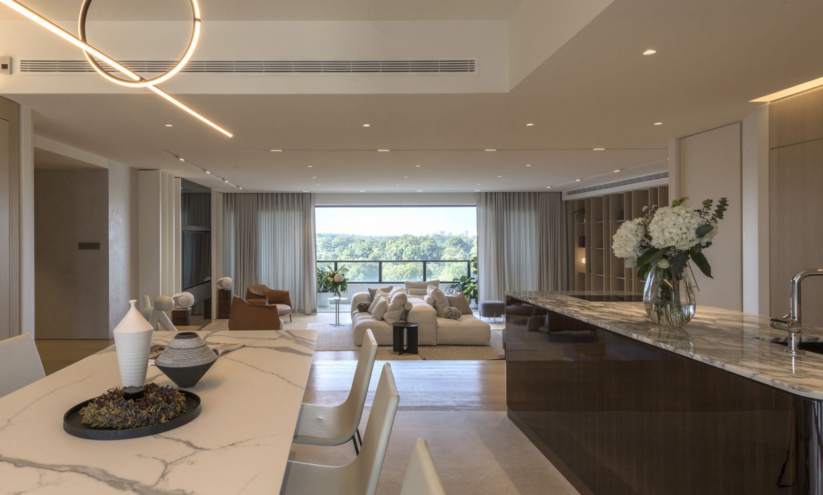 With the living room and balcony oriented towards views of Bukit Timah Nature Reserve, the open amphitheatre-like structure allows occupants to enjoy the apartment’s best qualities