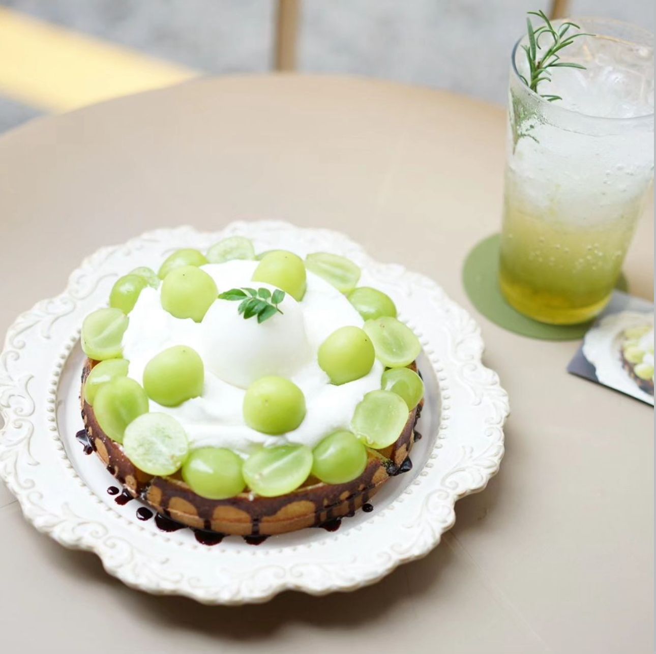 Shine Muscat waffle at Kamong Café (Photo: Instagram / @kamong.coffee)
