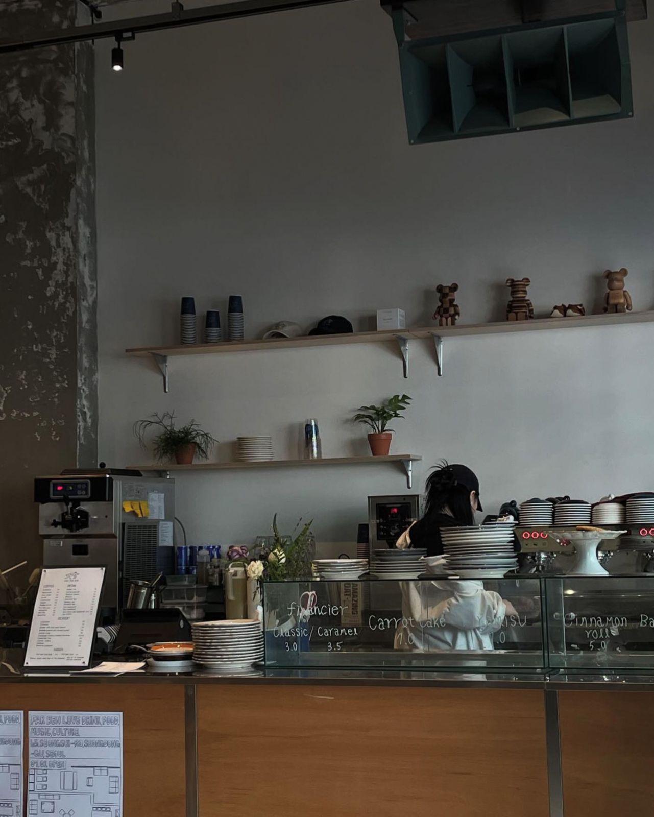 Decorations at the café counter (Photo: Instagram / @cafe.farben)