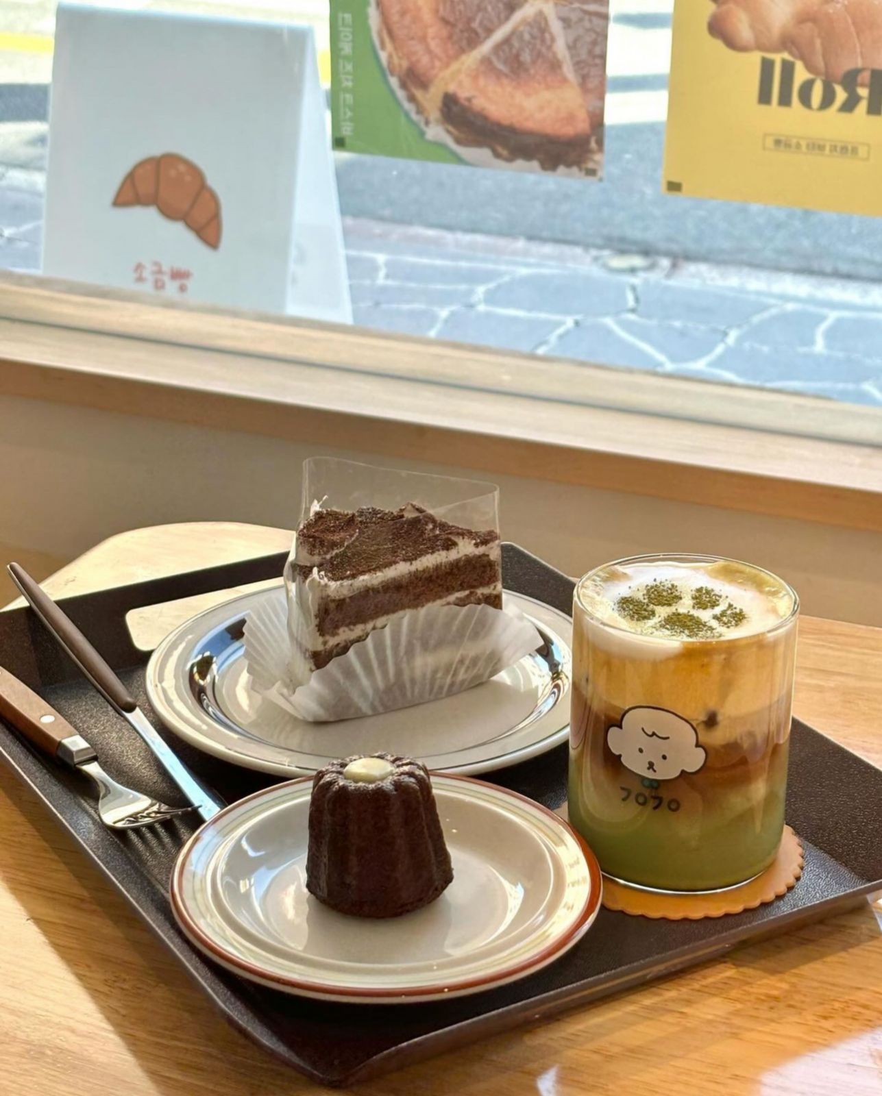 A selection of desserts and drink at Café Kioot Kioot (Photo: Instagram / @cafe_kiootkioot)