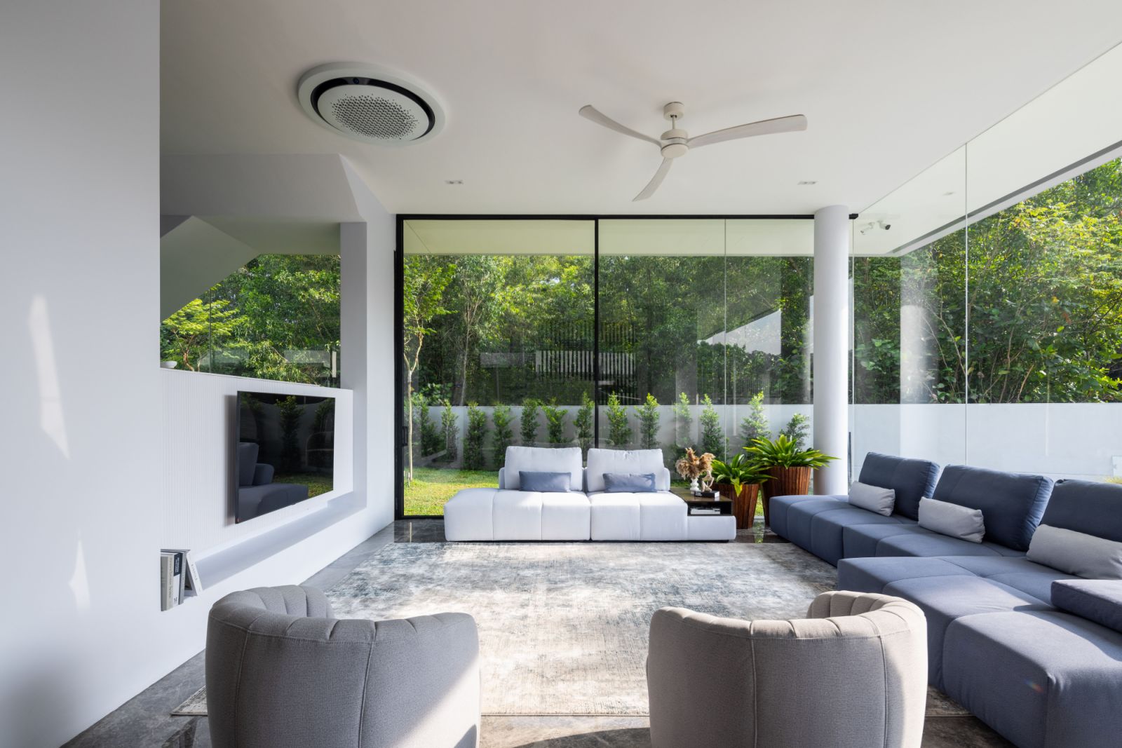 Elegant furniture with simple lines were chosen to suit the architecture