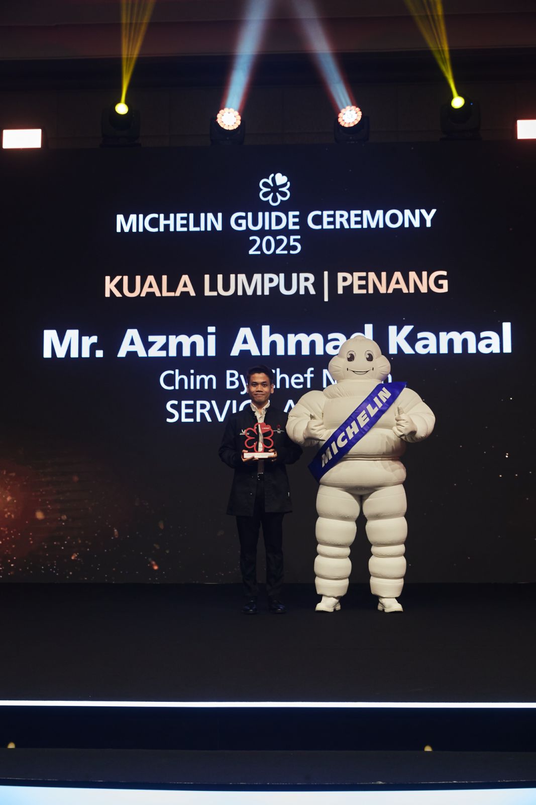The Service Award was presented to Azmi Ahmad Kamal of Chim by Chef Noom (Photo: Michelin)