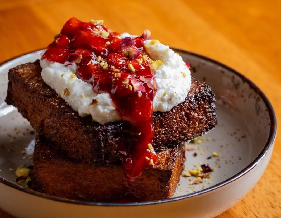 French toast topped with whipped ricotta and strawberry compote (Photo: Instagram / @pepper.kl)
