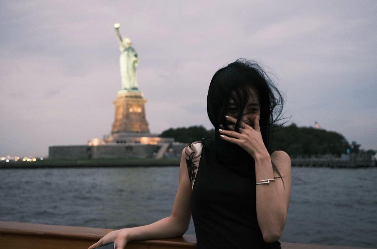 Jisoo in Cartier Juste un Clou bracelet (Photo: Instagram /@sooyaaa__)