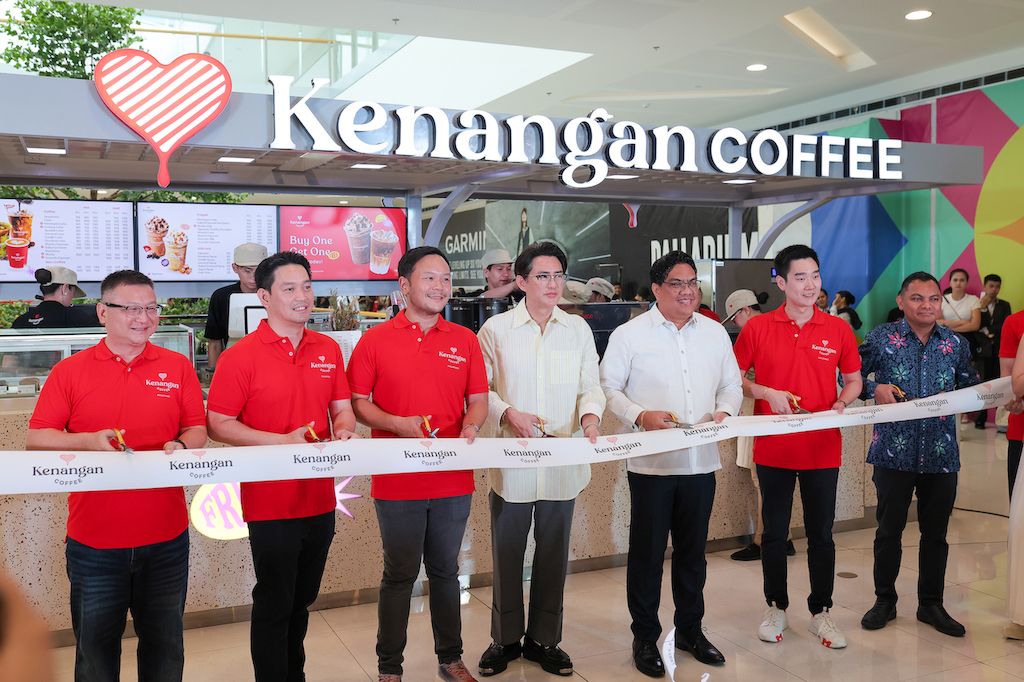 From Left: Mr. Goh Chin Hou, COO of Kopi Kenangan; Mr. James Prananto, Co-Founder and CBO of Kopi Kenangan; Mr. Edward Tirtanata, Co-Founder and CEO of Kopi Kenanga; Mr. Steven Tan, President of SM Supermalls; Chief Peter Pardo of the Pasay City Mayor's Office; Mr. Avin Ong, Founder and CEO of the Fredley Group of Companies; and Trade Attachè Martin Pandapotan of the Embassy of Indonesia (Photo: Kenangan Coffee)