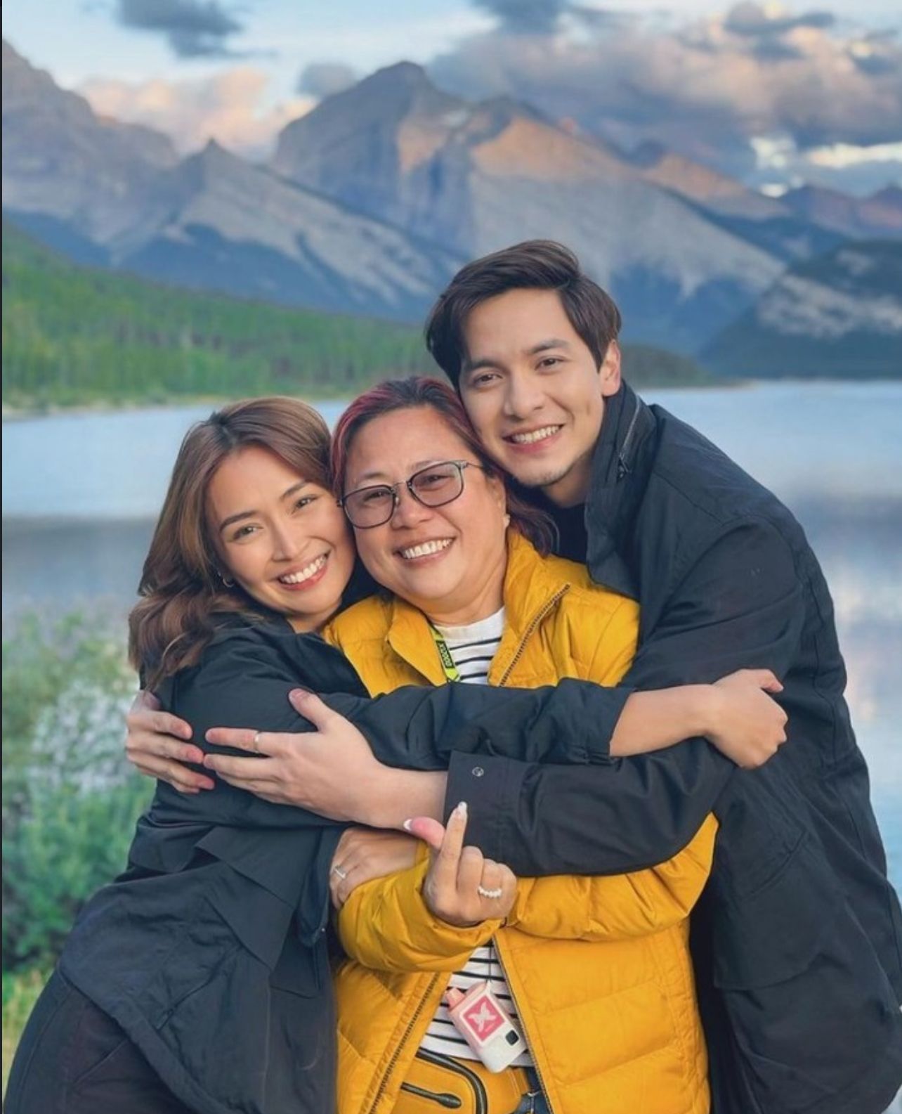 Alden Richards and Kathryn Bernardo with director Cathy Garcia-Sampana (Photo: Instagram / Star Cinema)