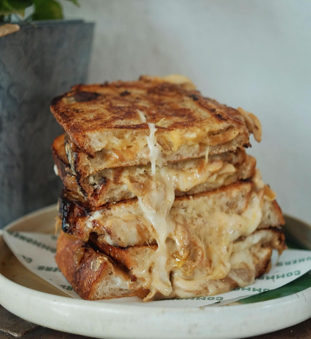 Caramelised onion and mushroom grilled cheese (Photo: Instagram / @commonerspace)