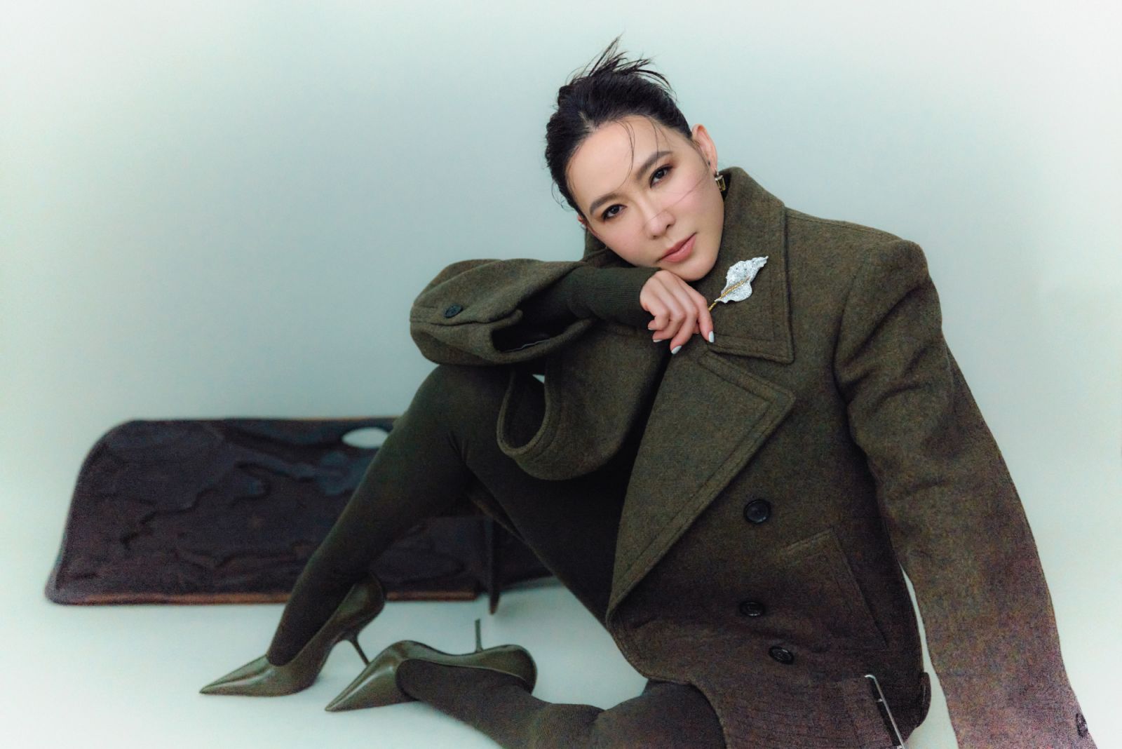 Cindy Chao wearing a Ferragamo outfit and CINDY CHAO The Art Jewel White Label Collection Architectural Brown- Yellow Diamond Earrings and 20th Anniversary Collection Foliage Brooch (Photo: courtesy of Ming Shih Chiang)