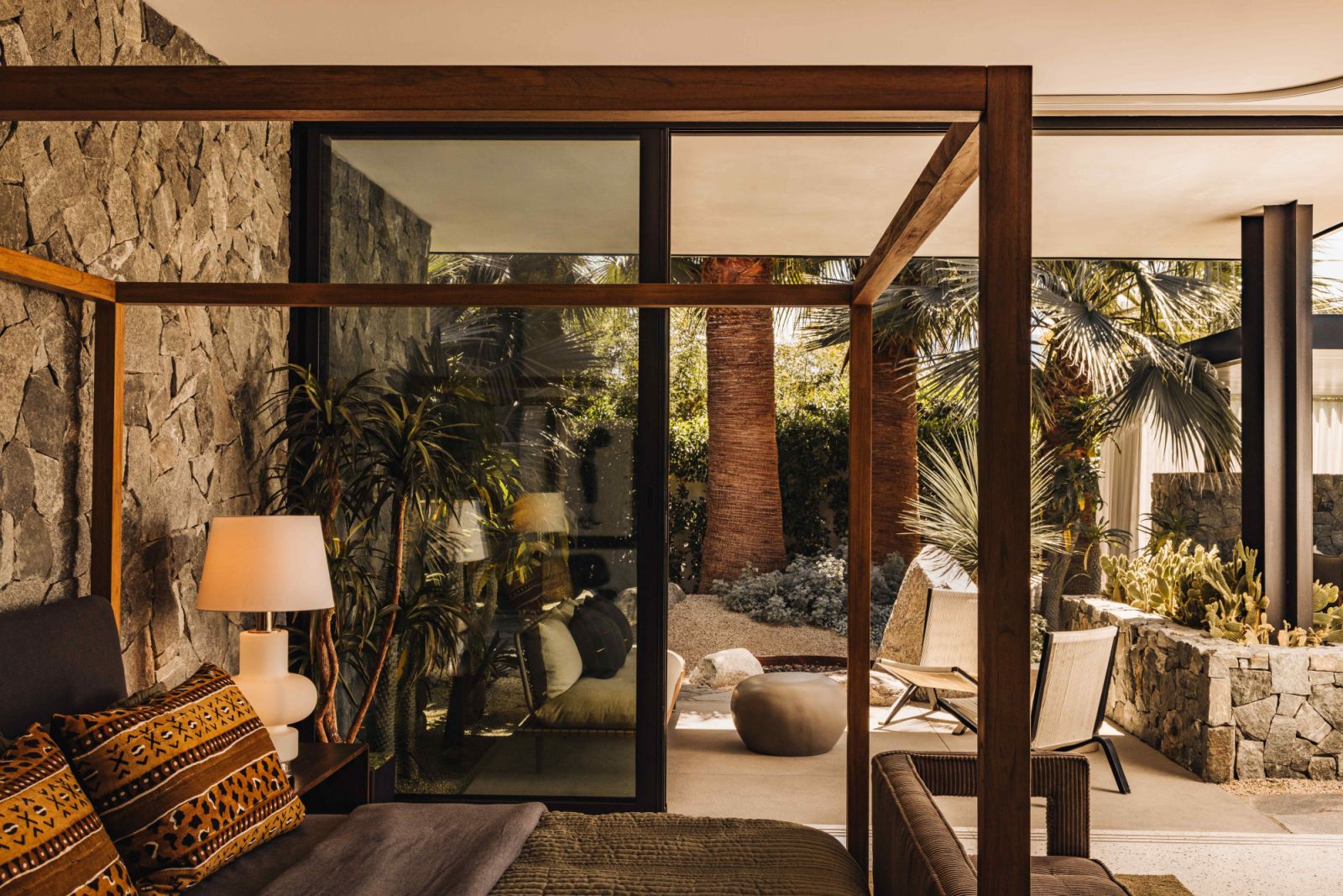 A desert paradise that connects the interior with the exterior foliage