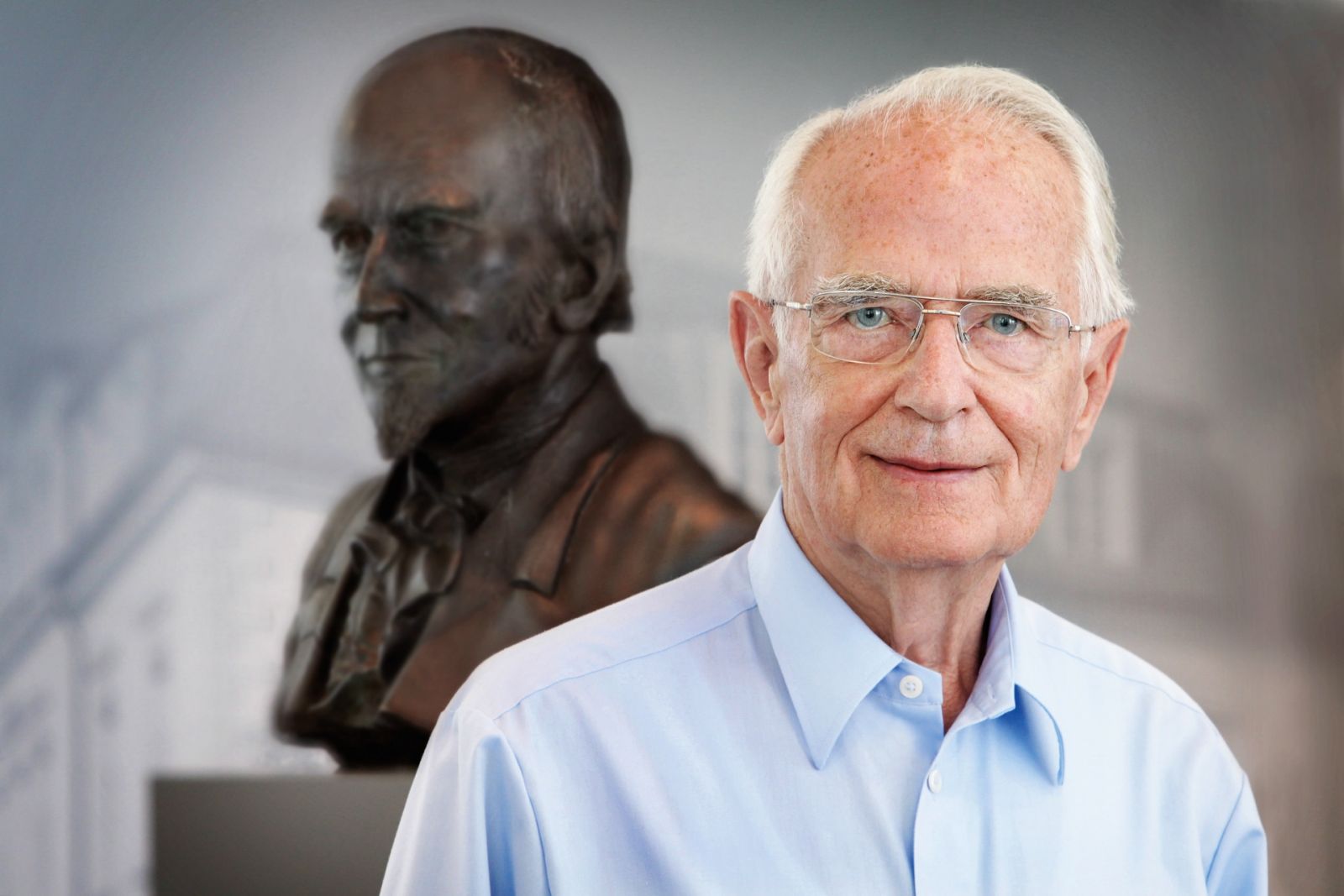 Walter Lange von der Uhrenmanufaktur Lange und Söhne vor der Büste von Ferdinand Adolph Lange in Glashütte.